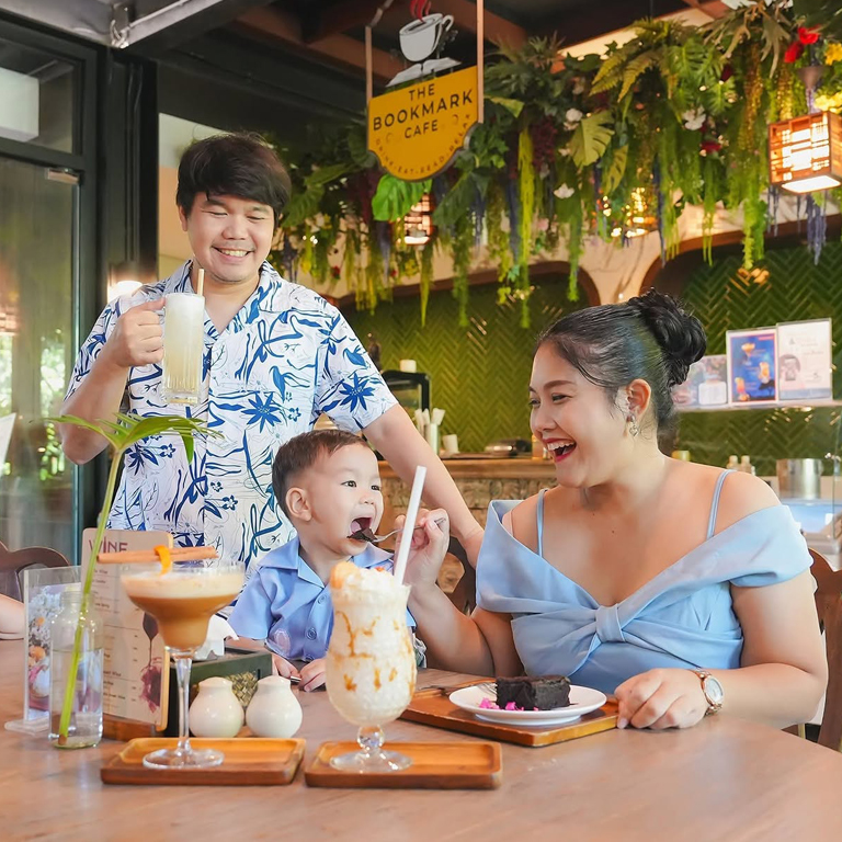 ครอบครัวกินขนมที่ Bookmark Cafe โรงแรมเรนทรีเขาใหญ่